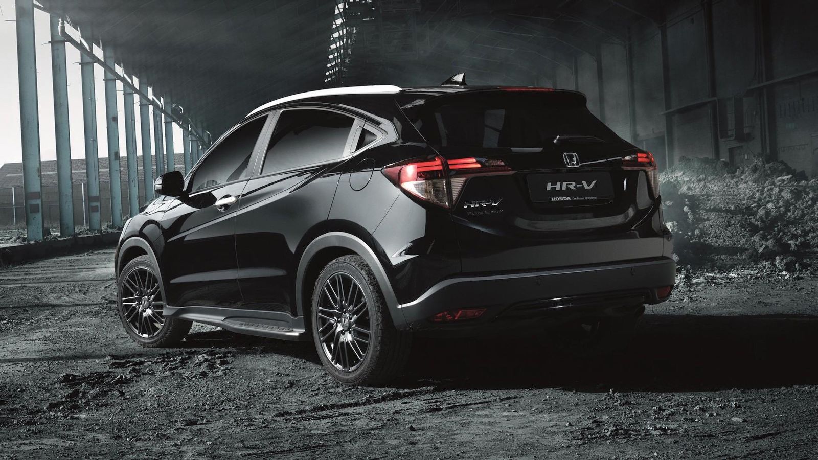 Οι σημαντικότερες διαφορές αφορούν στη μαύρη απόχρωση του αμαξώματος, η οποία απαντάται σε όλα τα επιμέρους μέρη, από τη γρίλια της μάσκας και τους κα